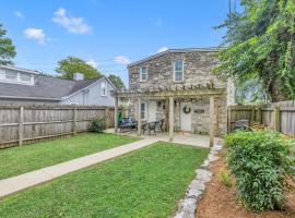 A picture of the hotel: Stone Cottage 3 Bedroom Getaway - Stroll to DT Franklin - Historic Blakely House