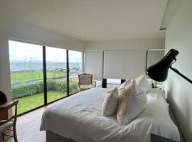 होटल की एक तस्वीर: Spacious and Cozy Home with Ocean Views