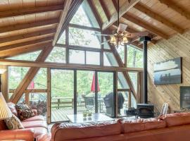 Hotel Photo: Cardinal Lake Cottage by Sarah Bernard with Private Dock, Beach and Fire Pit