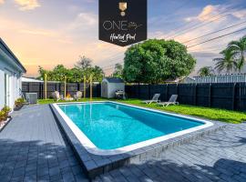 รูปภาพของโรงแรม: Trendy Family Home -Heated Pool