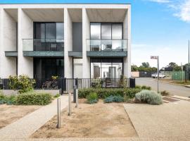 Фотография гостиницы: 3brm townhouse close to Geelong CBD