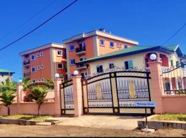 Stunning 3-Bedrooms GuestHouse in Limbe Cameroon, hotel v destinaci Limbe