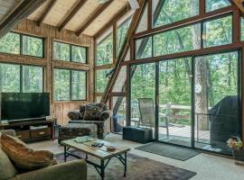 Hotel Photo: Charming Wilderness Lake Escape Chalet by Sarah Bernard