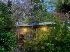Romantic Retreat with Spa and Private Gardens, hotell sihtkohas Mount Dandenong