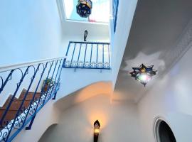 Фотография гостиницы: Magnifique Riad Privé Au Centre Du Medina - Double terrace privé