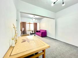 Foto do Hotel: Cozy large apartment with work space