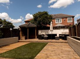 A picture of the hotel: Inviting 3-Bed House in Manchester