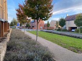 A picture of the hotel: Homely, Cosy & Contemporary 4 BDR house with Garden & Parking 5 mins drive to Addenbrookes & Papworth hospitals & Bio Medical campus