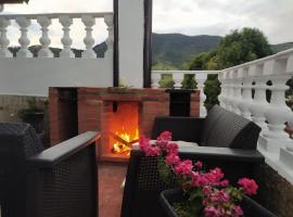 Foto di Hotel: Cozy 2-BR Apt with mountain view