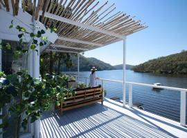 A picture of the hotel: rivescape holiday home at Berowra Waters