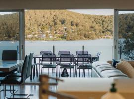 Hotel Photo: 11 East Gosford Luxury Waterfront House with Private Wharf