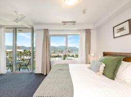 Hotel fotografie: Cairns' Tropical Dreams - Breezy Adjacent Units