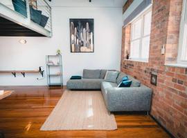 Hotel Foto: Trendy Industrial-Style Loft in Fortitude Valley
