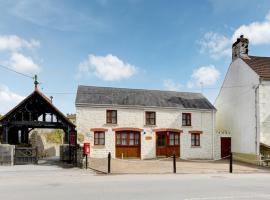 A picture of the hotel: Lych Gate Cottage