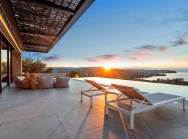 Hotel Foto: Villa Mamasana - New Magnificent Villa with Infinity Pool & Tennis!