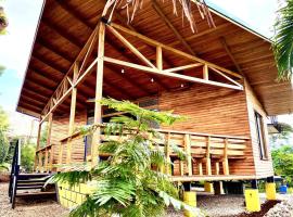 Hotel Foto: Hoja Azul - Sustainable teak modern cabin in Hojancha