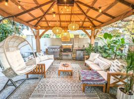 Hotel Foto: Casita Hosum: Modern WFH Garden Suite w/ Gazebo Outdoor Kitchen & BBQ