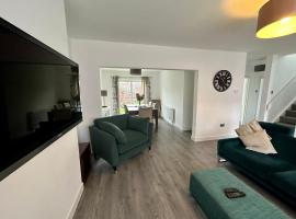 Hotel Photo: Roomy 3 BR bungalow in Sale, with Parking MCR