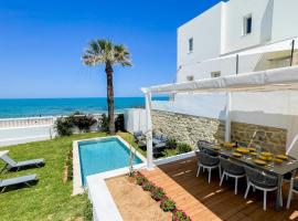 Photo de l’hôtel: The Sea House beach front villa with pool