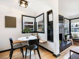 Hotel Photo: Picture Perfect Bungalow in the heart of DT Vancouver