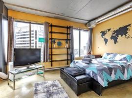 호텔 사진: Industrial-Style Cityscape 1 Bedroom Loft