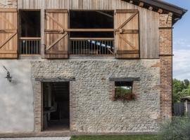 ホテル写真: Modern Farmhouse in Pagnano Italy near Forest