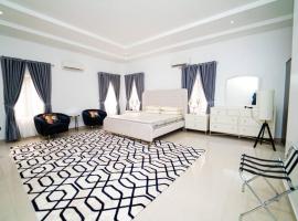 รูปภาพของโรงแรม: 5 Bedroom Villa with Pool Lekki Phase 1