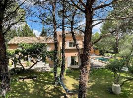 A picture of the hotel: Mas de Clary - propriété de caractère avec PISCINE