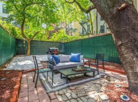 होटल की एक तस्वीर: Newly Renovated 2BR w Rare Private Backyard and BBQ