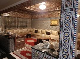 होटल की एक तस्वीर: Villa à la décoration marocaine