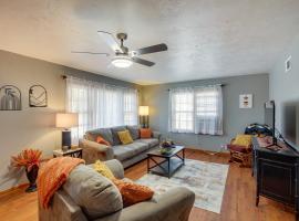 รูปภาพของโรงแรม: Missouri Escape with Furnished Patio, Near Downtown!