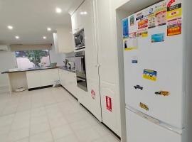 Фотографія готелю: 4 Bedroom, 3 bath room home in Kingswood NSW, free WIFI Internet, free parking