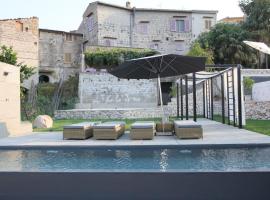 होटल की एक तस्वीर: Family house with pool in rural Italy