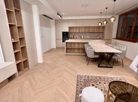 호텔 사진: Stylish 3 bedroom apartment in the hearth of city center with history