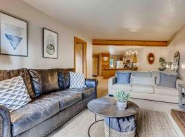 Cozy Ski Condo + Hot Tub + Fireplace + Heated Pool, hotel in Silverthorne