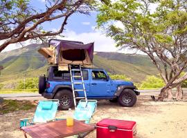 होटल की एक तस्वीर: Embark on a journey through Maui with Aloha Glamp's jeep and rooftop tent allows you to discover diverse campgrounds, unveiling the island's beauty from unique perspectives each day