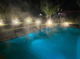 Hotel kuvat: Villa with exclusive heated and illuminated pool in the best Golf Country Club 18-holes golf course Indoor heated pool of the club Illuminated professional soccer and tennis courts Children's Recreation Market and all types of services