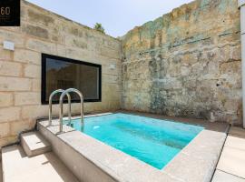รูปภาพของโรงแรม: Historical Mdina Gem, Lux HOME with Rooftop Pool by 360 Estates