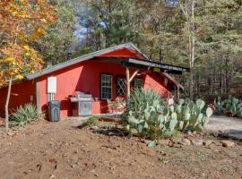 รูปภาพของโรงแรม: Bunkhouse-Style Studio in Elkins Near ATV Trails!