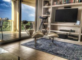 Designer Condo - Sleeps 6 with Sauna, hotel di Lowlands