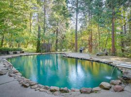 Hotel Photo: Secluded Cohasset Home with Pool and Screened Porch!