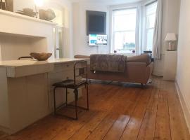 Hotel foto: 2 Large One Bed Apartment - Prime Location - Quiet & Comfortable - Garden Access