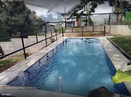 Photo de l’hôtel: Mt Apo View Creekside Whole house with Pool by Creek Cowboys Cottage