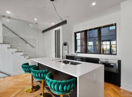 Hotel Foto: Central DC Home+Private Rooftop! (Unit B)