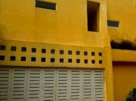 Hotel kuvat: OYO 93286 Yellow House Syariah