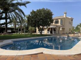 Hotelfotos: Villa Iluminada con piscina y barbacoa cerca Playa