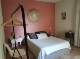 Hotel Photo: Chambre privée cosy, salle de bain et terrasse