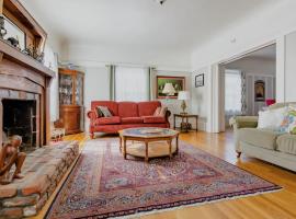 מלון צילום: Private room in the heart of Elmwood Berkeley!