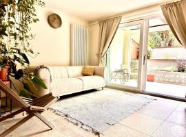 รูปภาพของโรงแรม: Charming apt in Villa with jacuzzi in Milan