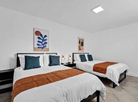 Hotel Photo: Modern and Chic 3-bedroom Pool Home